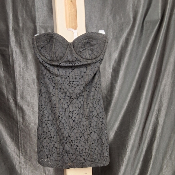 Elegant Black Lace Strapless Dress - Picture 1 of 8